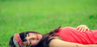 Девушка лежит в траве