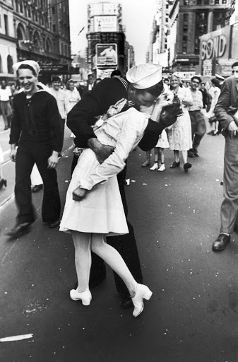 Поцелуй на Таймс-сквер (Альфред Эйзенштадт, 14.08.1945)