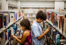 Приглашение к разговору: Немножко о подростковой литературе в США Дети выбирают книги в магазине