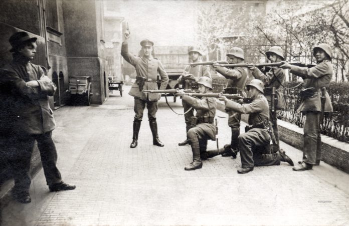 Немецкие солдаты расстреливают коммуниста в Мюнхене, Баварская Советская Республика, 1 мая 1919 года