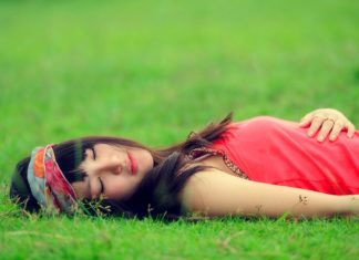 Девушка лежит в траве